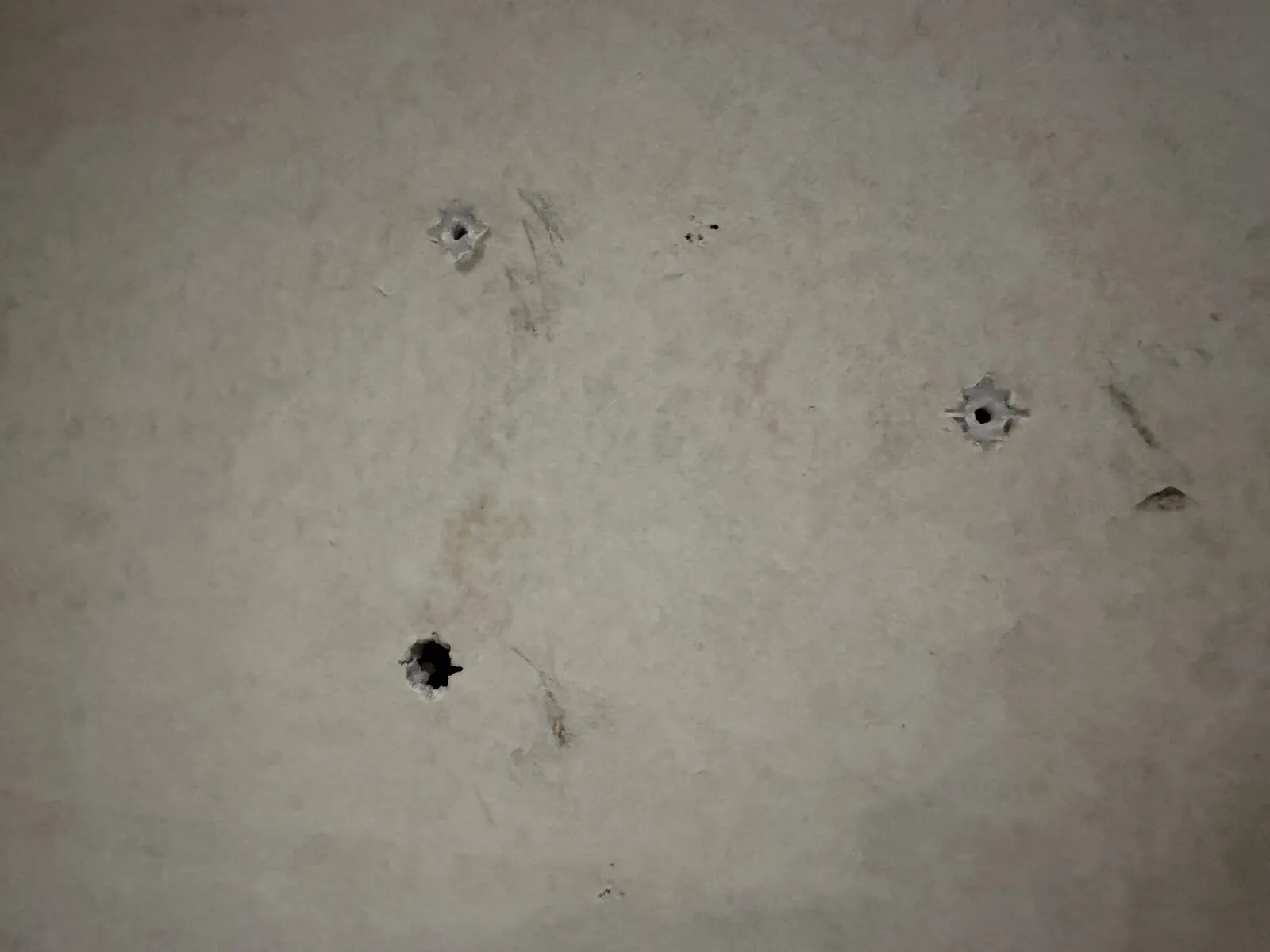 裏紙に残った穴