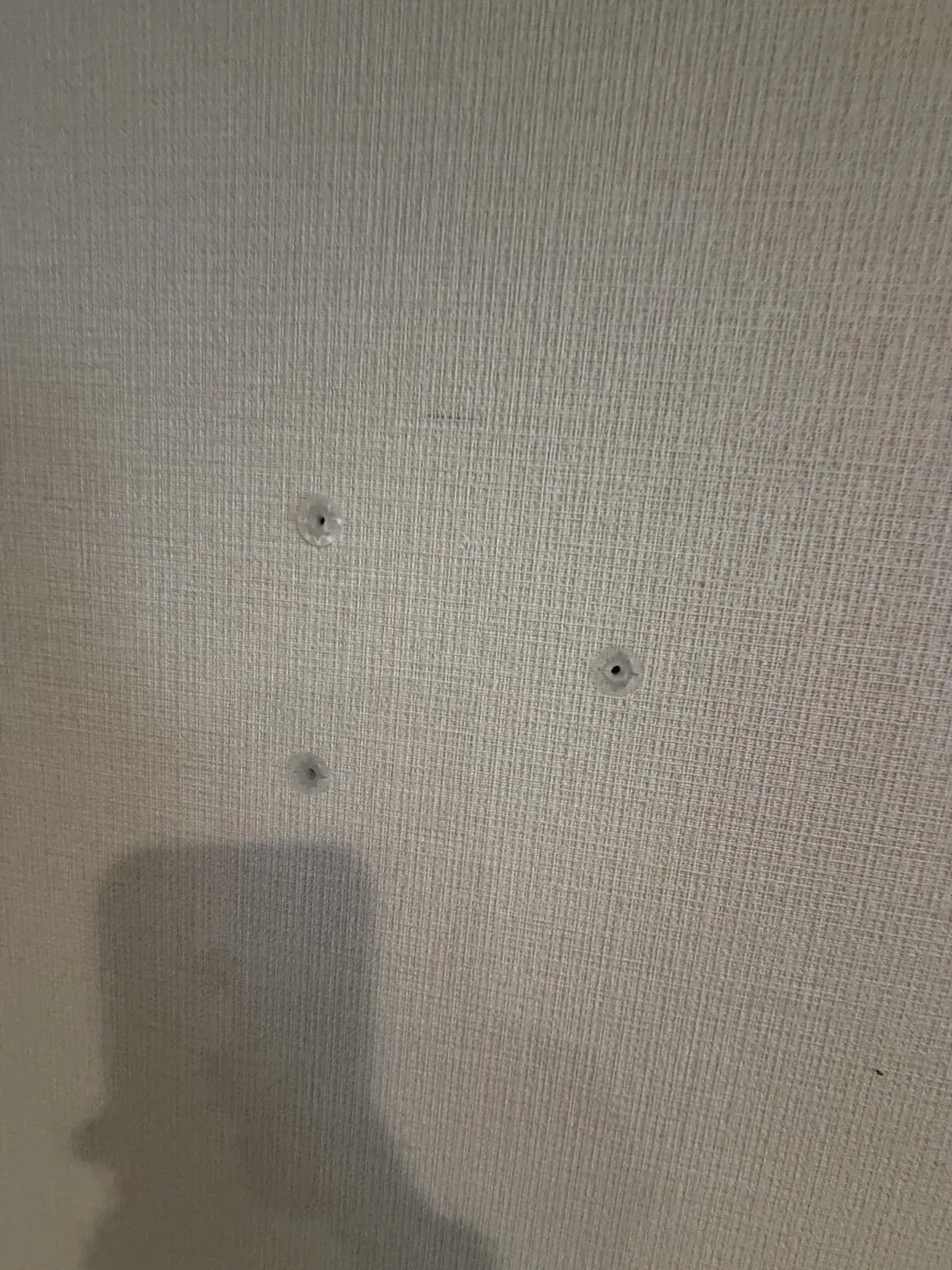 壁に残った穴
