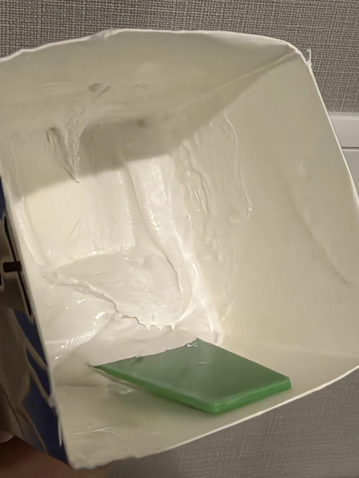 牛乳パックの底でパテを混ぜる